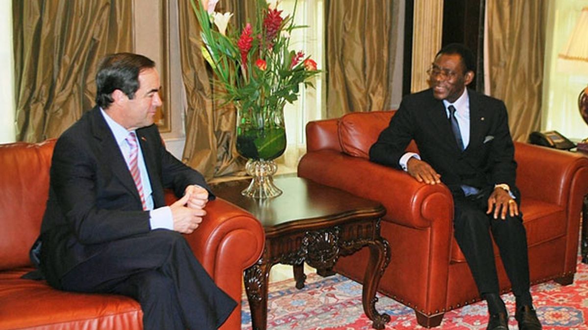 Imagen facilitada por la Oficina de Informacion y Prensa de Guinea Ecuatorial de José Bono durante la reunión que ha mantenido con el presidente de Guinea Ecuatorial, Teodoro Obiang Nguema.
