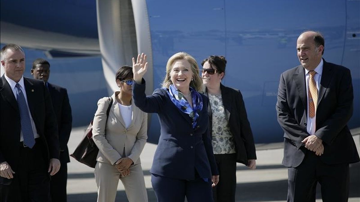 La secretaria de Estado de EE.UU., Hillary Clinton, saluda a su llegada este 30 de enero al aeropuerto Touissant Louverture de Puerto Príncipe (Haití). EFE