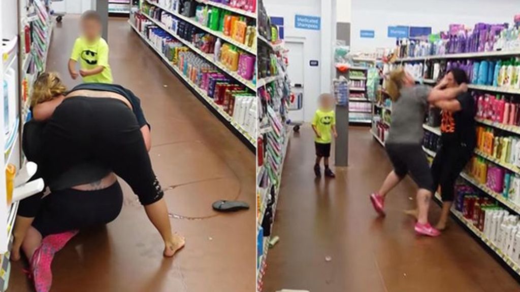 Dos mujeres protagonizan una dura pelea en un supermercado ante el hijo de uno de ellas