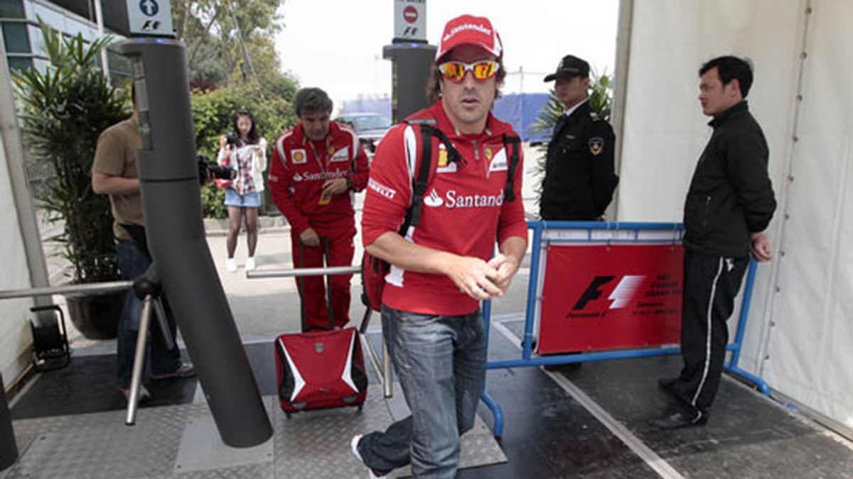 Fernando Alonso, llegando al circuito de China donde se celebró el último Gran Premio de Fórmula 1. Foto: GTres