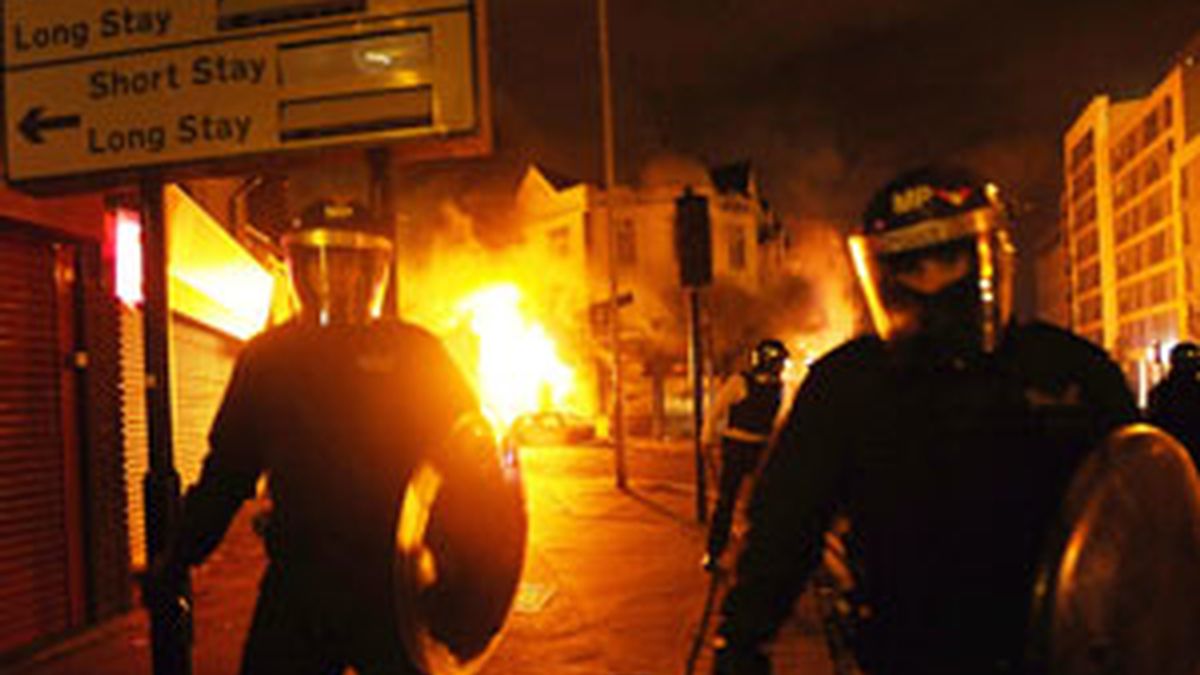 Los disturbios se extienden por varias ciudades de Reino Unido. Vídeo: Informativos Telecinco