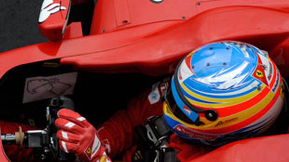 Fernando Alonso antes de comenzar los entrenamientos libres. Foto: Reuters
