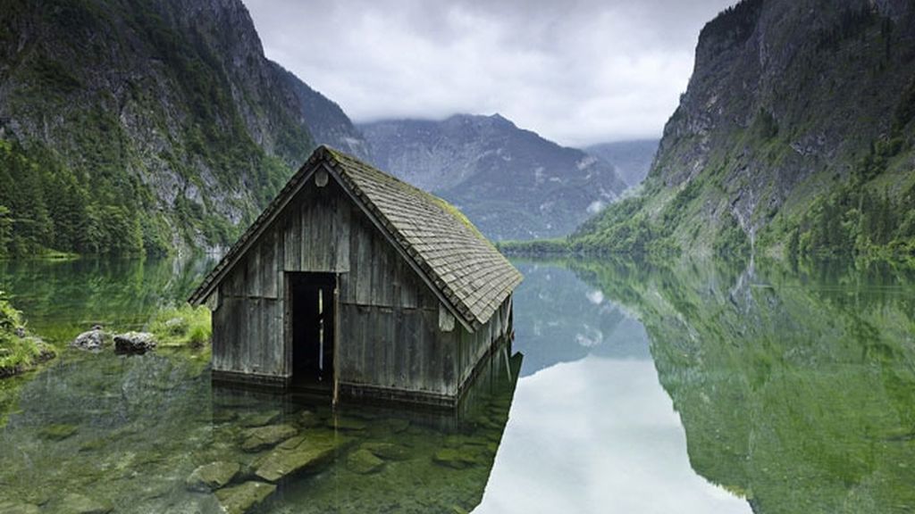 La cabaña de la pesca en un lago de Alemania