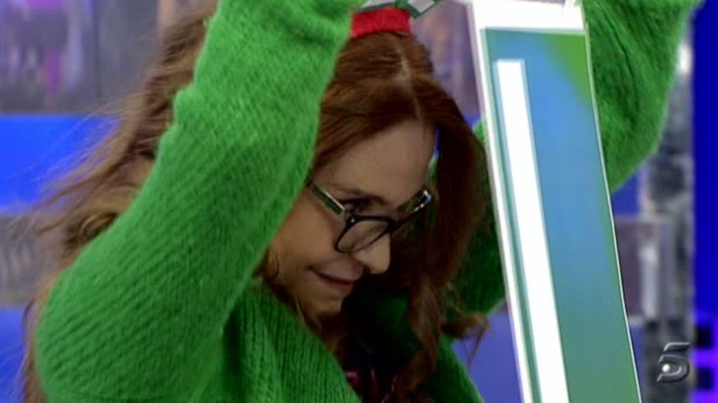 Sus compañeros le dan la bienvenida con dos regalos muy originales