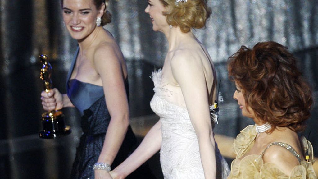 Kate Winslet con Nicole Kidman y Sofía Loren al recoger el premio por 'El escritor' en 2008