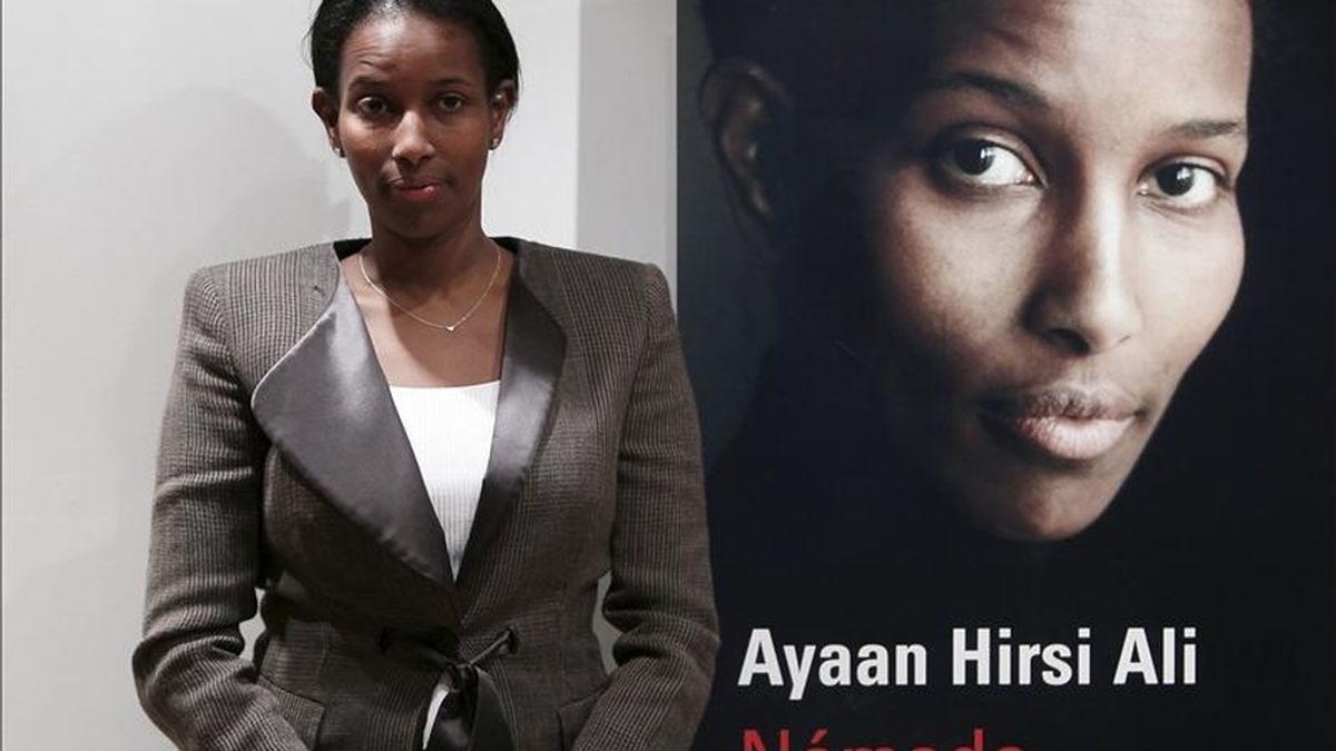 Ayaan Hirsi Ali, considerada una de las voces más activas en defensa de los derechos de las mujeres en las sociedades islámicas, durante la presentación hoy en Madrid de "Nómada", su biografía, en la que narra su azaroso itinerario personal y político desde su Somalia natal hasta Europa y Estados Unidos. EFE
