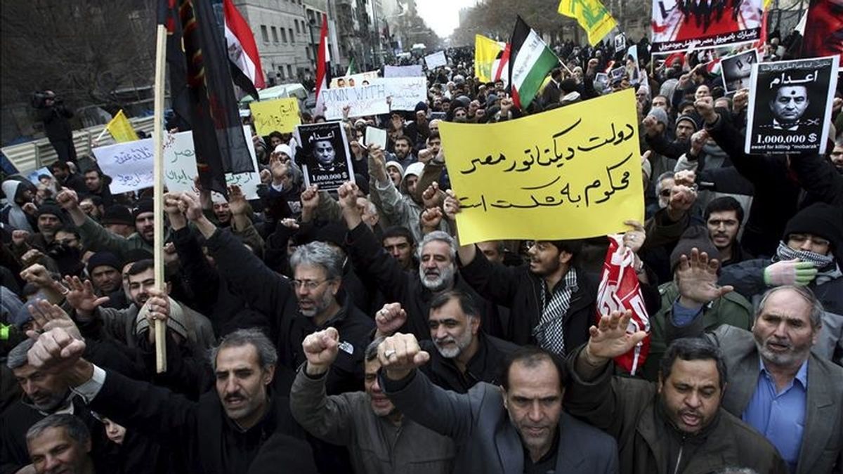 Manifestantes iraníes protestan contra el presidente egipcio Hosni Mubarak en Teherán, Irán, hoy viernes 4 de febrero de 2011. EFE