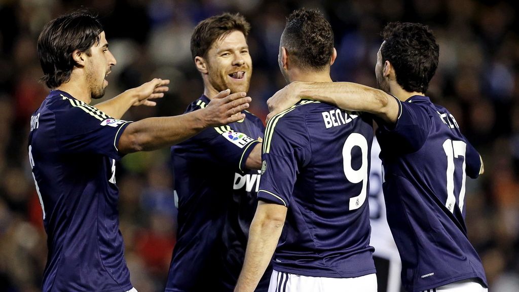El delantero francés del Real Madrid, Karim Benzema (2d), celebra su gol, primero de su equipo, con sus compañeros durante el partido, correspondiente a la vuelta de los cuartos de final de la Copa del Rey