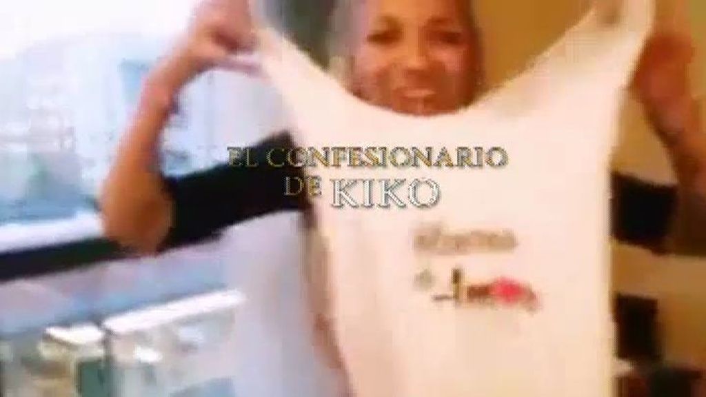 Paula vende camisetas a sus fans