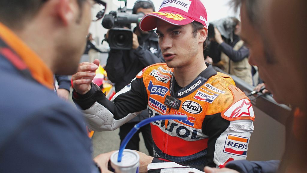 Dani Pedrosa charla con los técnicos en Le Mans