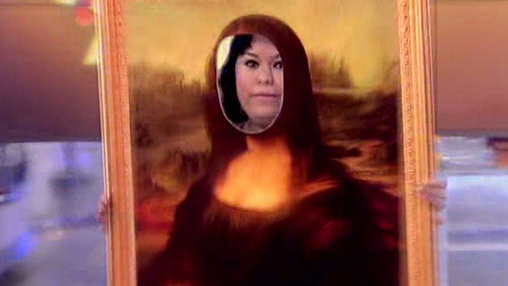La reportera cambia el rostro de la pintura