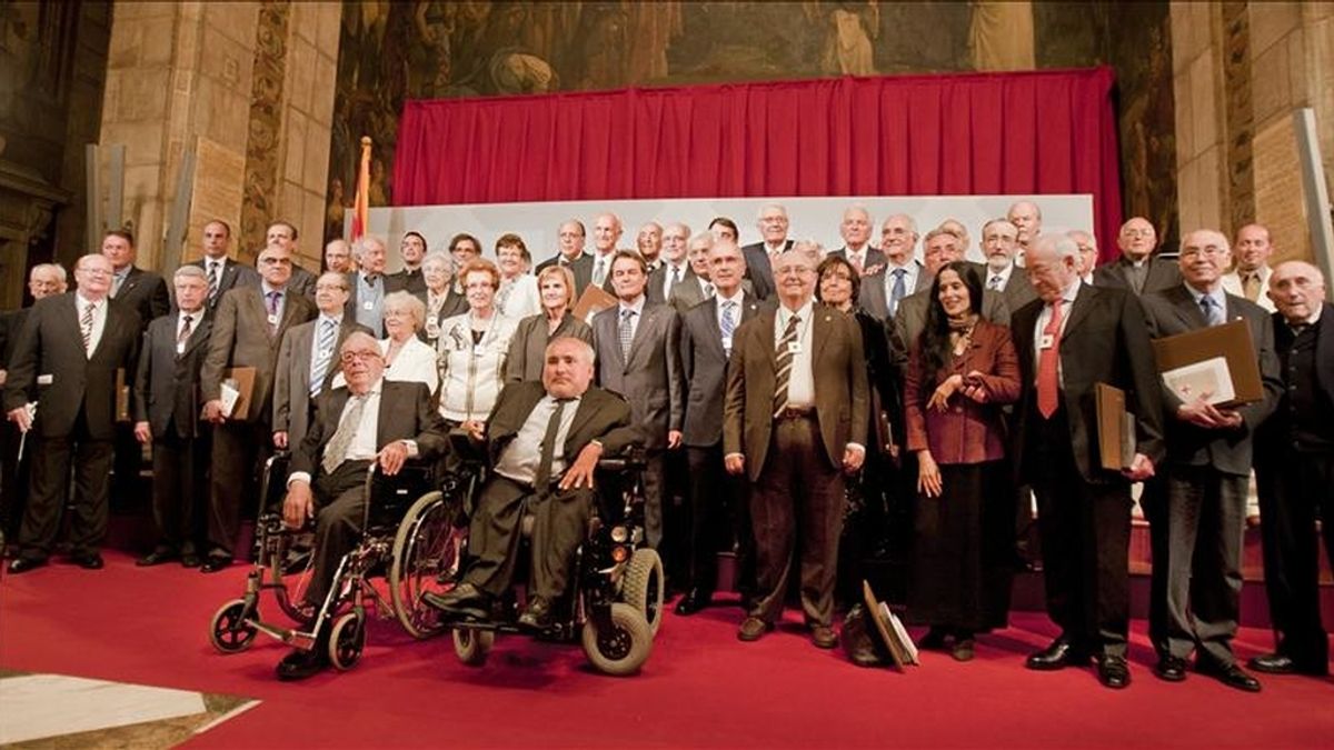 Foto de grupo de los galardonados con la Cruz de Sant Jordi 2011, que han recibido esta tarde la distinción en el Palau de la Generalitat de Catalunya de manos de su presidente, Artur Mas. EFE