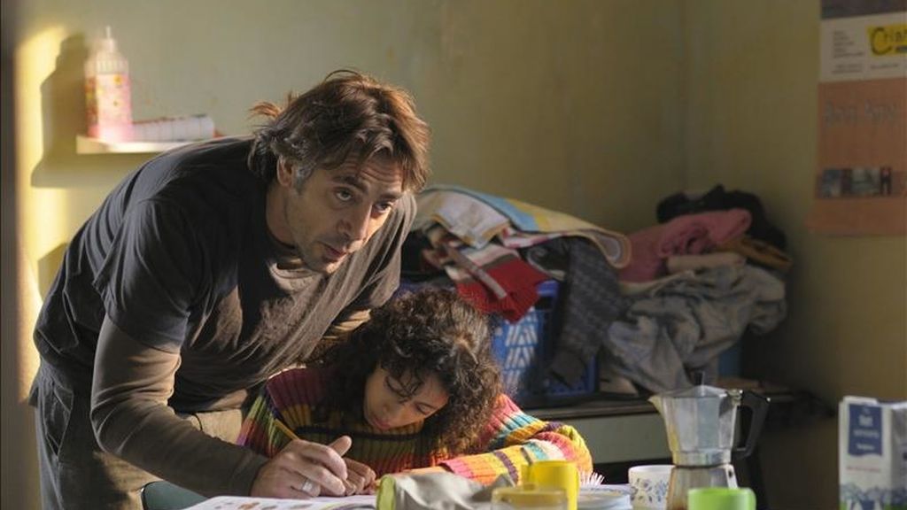Fotograma (28/12/2010) facilitado por Roadside Attractions donde aparecen los actores Javier Bardem, en el papel de Uxbal, y Hanaa Bouchaib, durante una escena de la película "Biutiful", del director mexicano Alejandro González Iñárritu. EFE/Archivo