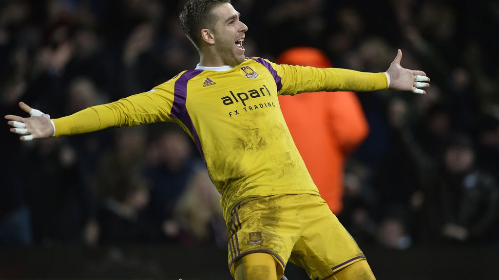 Adrián, portero español, mete el penalti decisivo de la tanda y el West Ham gana