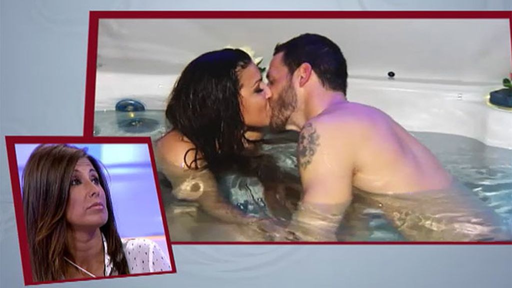 Leo y Chabeli juegan dentro del jacuzzi