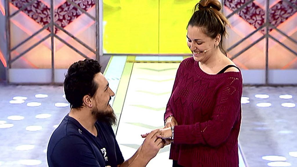 Nico vuelve a pedirle la mano a Nuria en la pasarela de 'Las bodas de Cámbiame'