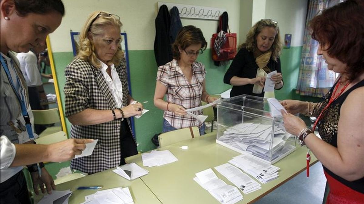Los integrantes de una mesa electoral al inicio del recuento de los votos. EFE/Archivo