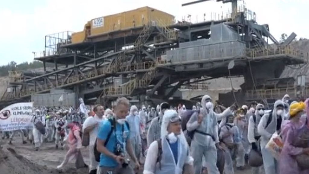 Un millar de activistas ocupa una mina de carbón en Alemania