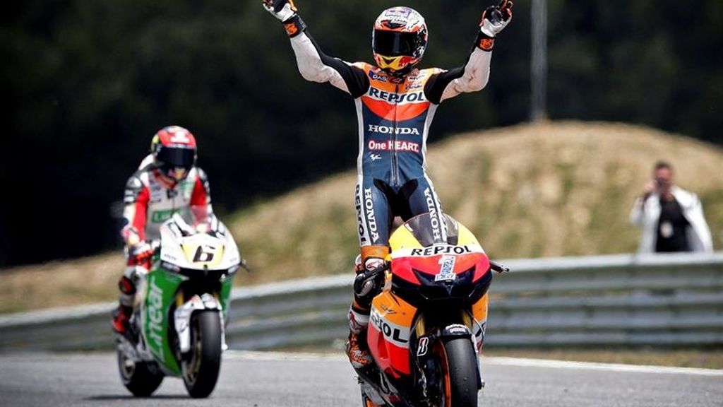Stoner celebra su victoria sobre la moto