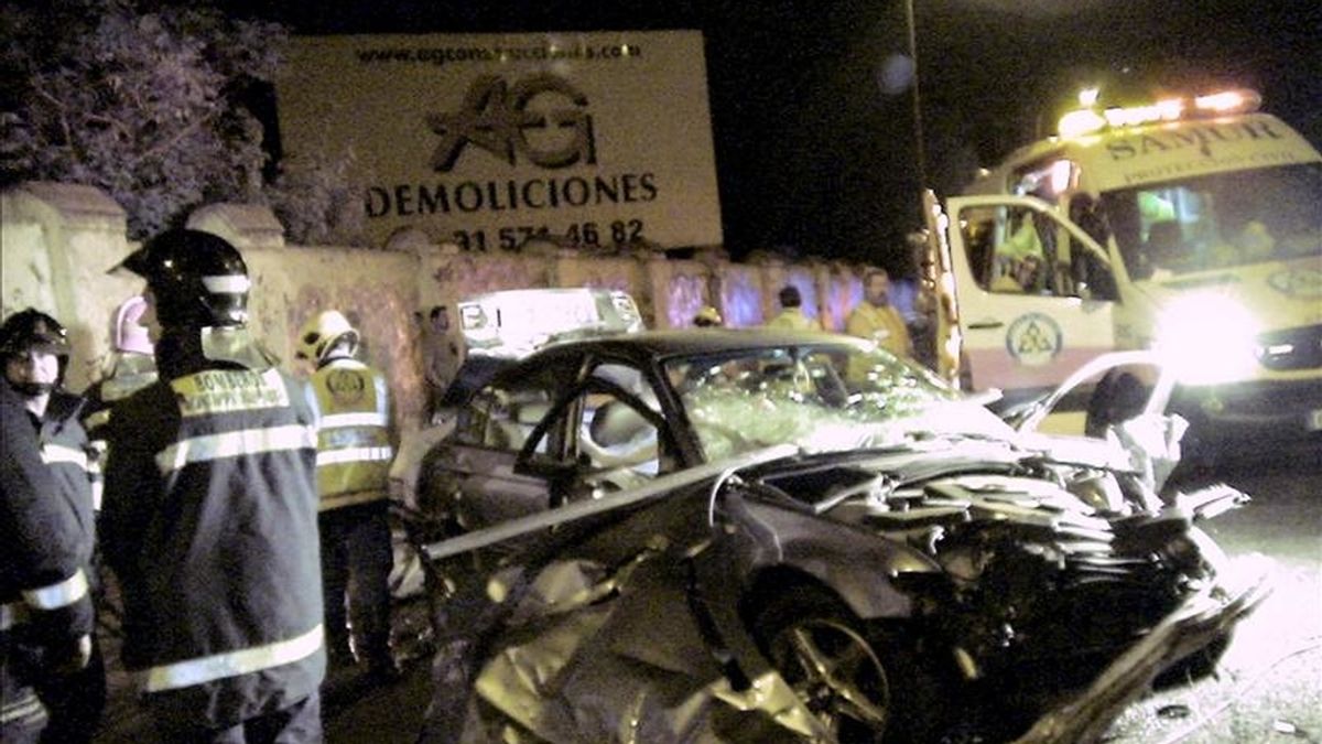 Imagen facilitada por el Ayuntamiento de Madrid del estado en el que quedó el coche, tras un accidente en la A-5, el pasado sábado. EFE