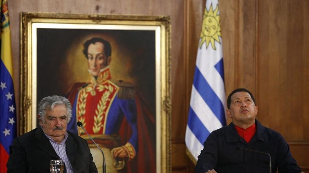 El presidente de Venezuela, Hugo Chávez (d), participa junto a su homólogo de la República de Uruguay, José Mújica (i) durante una conferencia de prensa conjunta en el Palacio de Miraflores de Caracas (Venezuela). EFE