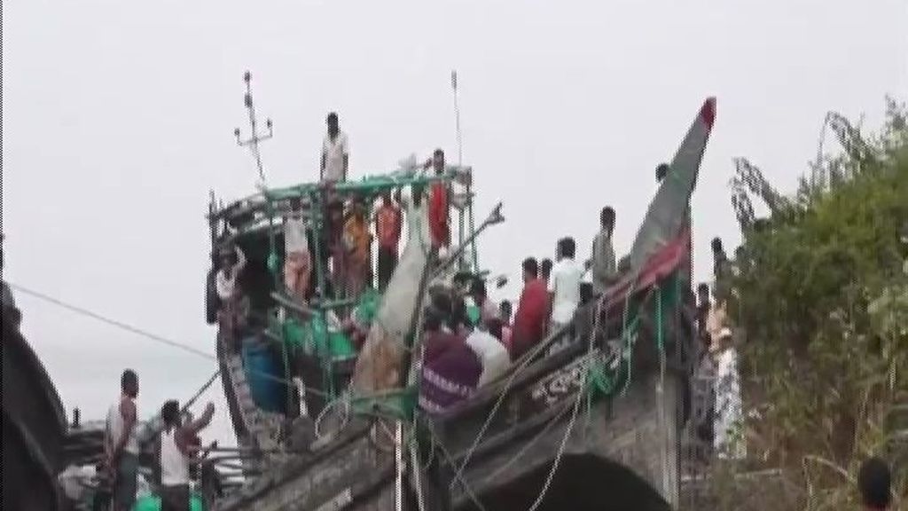 Se hunde un ferry en Bangladesh con 200 personas a bordo