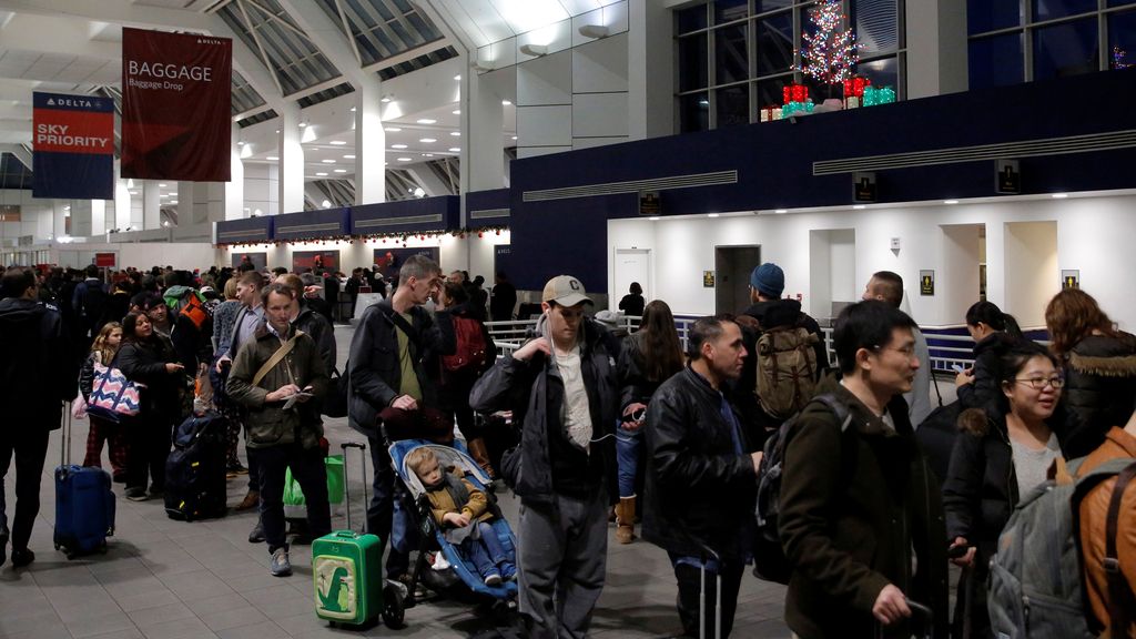 Largas colas en el aeropuerto de LaGuardia