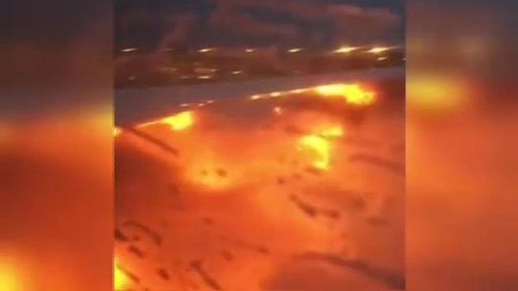 Un avión acaba en llamas tras realizar un aterrizaje de emergencia en Singapur