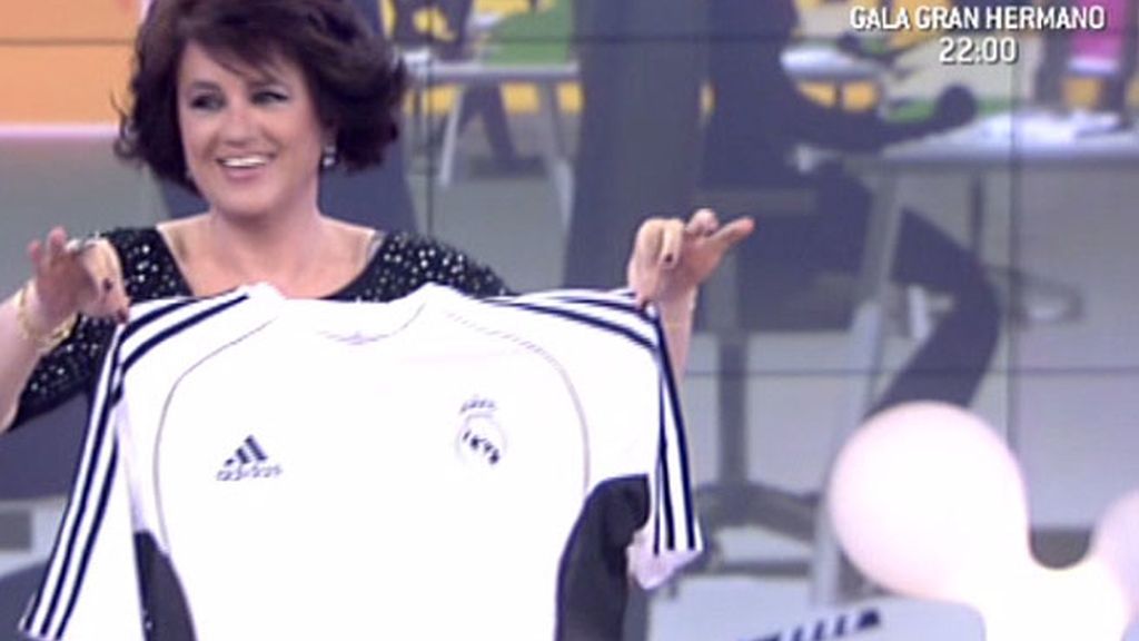 La colaboradora, aunque reacia, se enfunda la camiseta