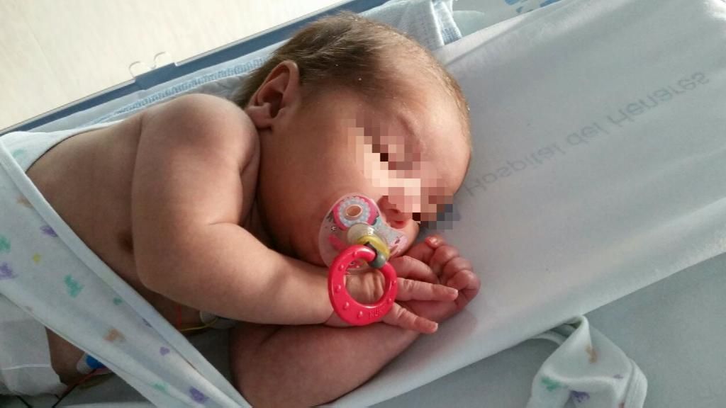 Un bebé sobrevive milagrosamente tras ser arrojado a un contenedor subterráneo