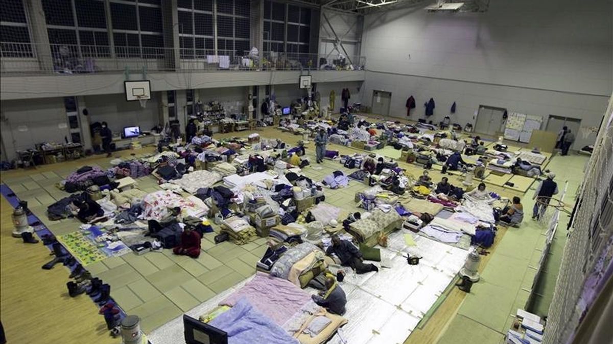 Vista general del interior de un gimnasio habilitado como albergue temporal para los damnificados por el devastador tsunami del pasado 11 de marzo, que impactó en el noreste de Japón, en la localidad de Otsuchi, prefectura de Iwate. EFE