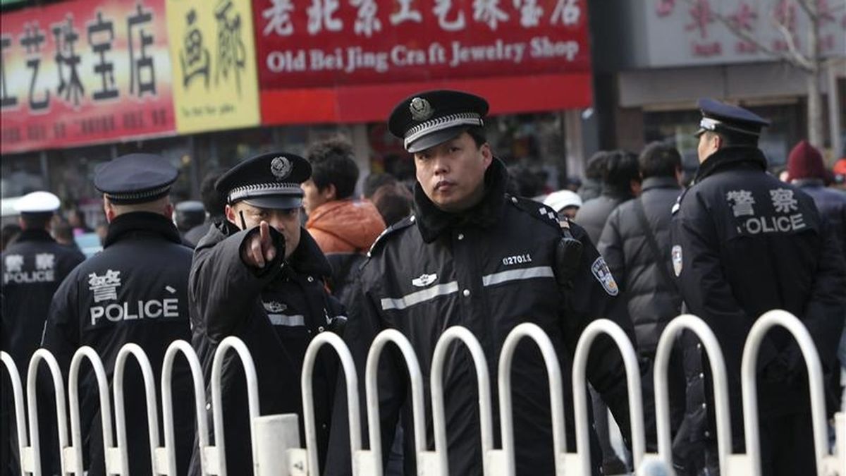 Policías resguardan la conocida calle comerical de Wangfujing en Pekín (China) y epicentro de las protestas del 27 de febrero de 2011. EFE/Archivo