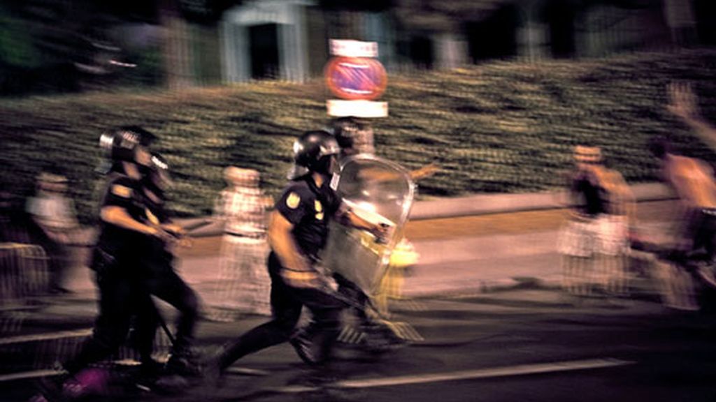 Carga policial contra los 'indignados' en Madrid