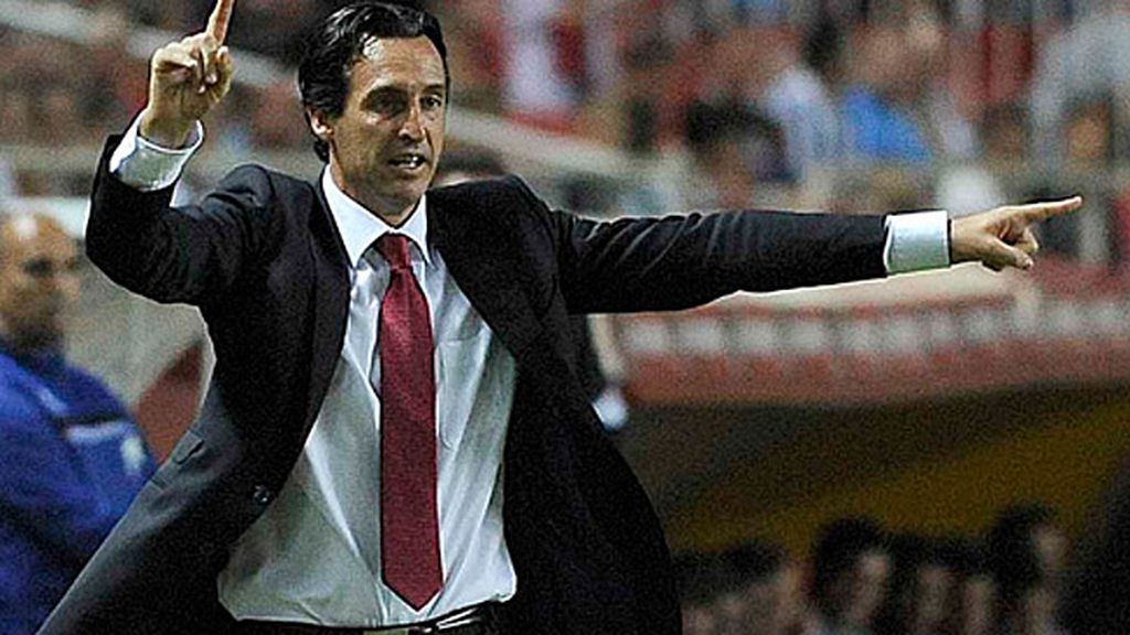 Jugadores y afición sevillista bailan al son que marca el técnico Emery