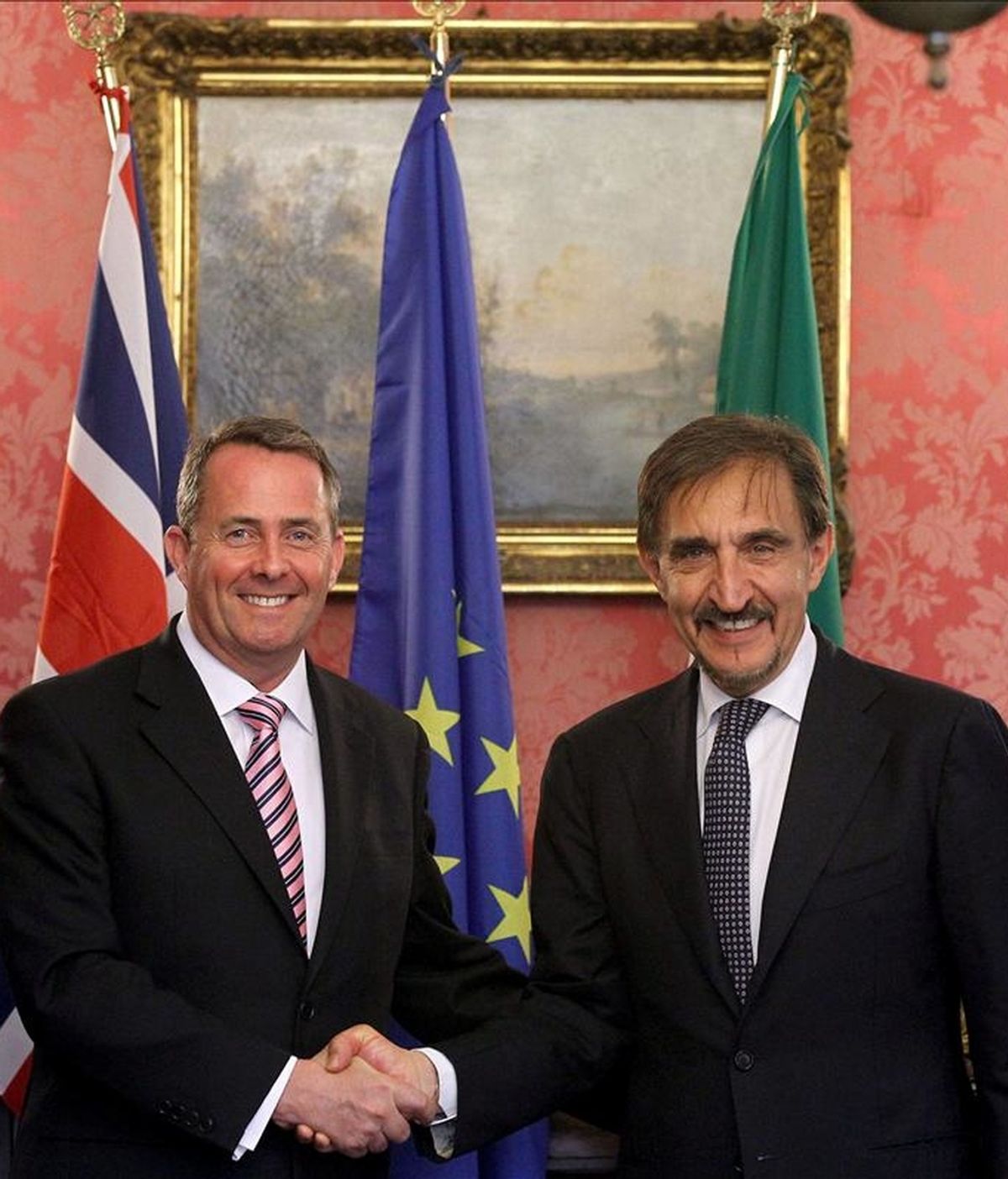 El ministro británico de Defensa, Liam Fox, (i), y su homólogo italiano Ignazio La Russa (d) posan para los medios al término del encuentro que han mantenido en Roma, Italia. EFE