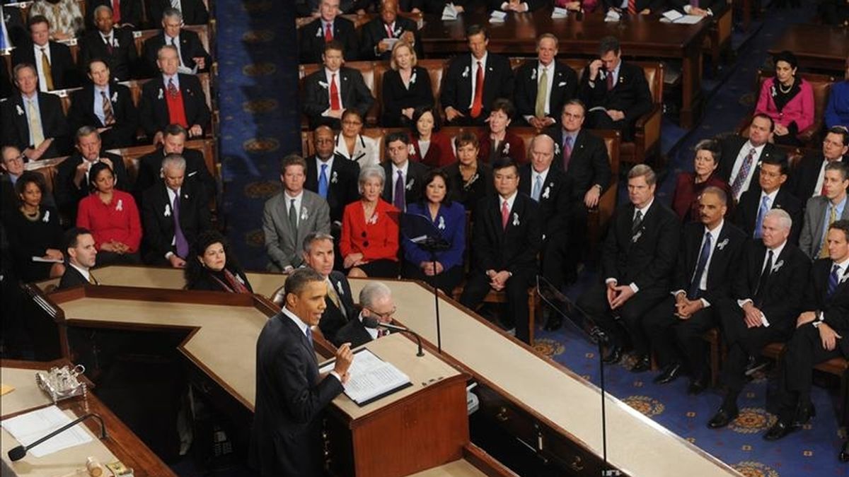 El presidente de Estados Unidos, Barack Obama (abajo), pronuncia su discurso sobre el Estado de la Unión ante las dos Cámaras del Congreso, en el Capitolio de Washington DC (EE.UU.). EFE