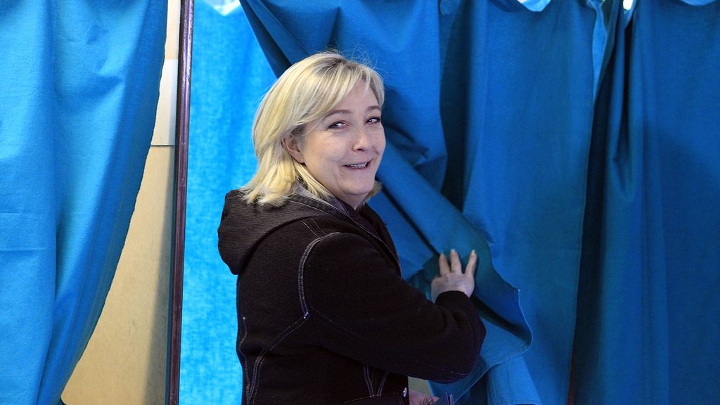 Marine Le Pen en el colegio electoral de Henin-Beaumont