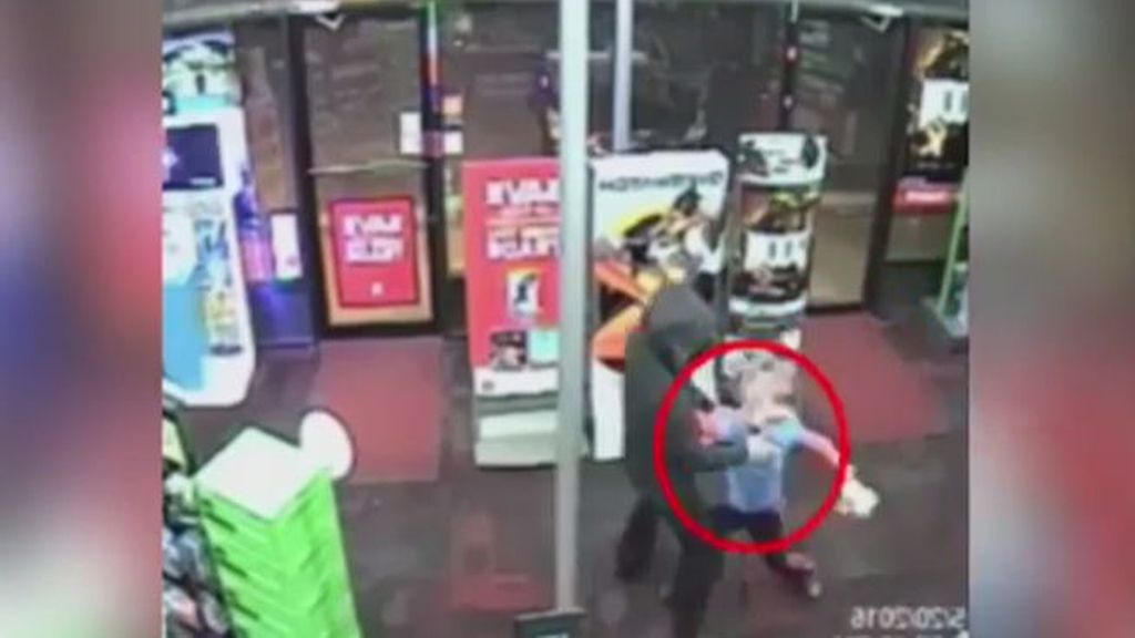 Un niño de 7 años se enfrenta a golpes a un atracador
