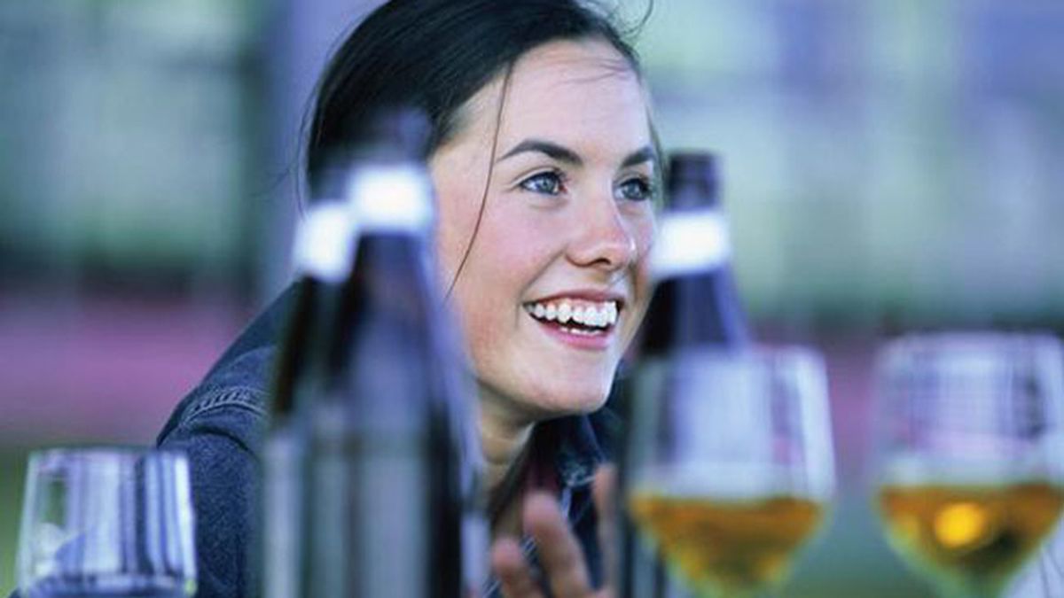 Una joven, rodeada de alcohol Una joven, rodeada de alcohol