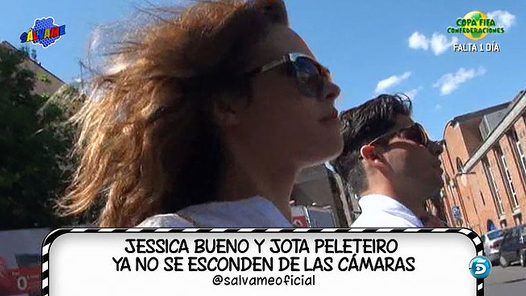 La pareja guarda silencio, pero pasean sonrientes y de la mano