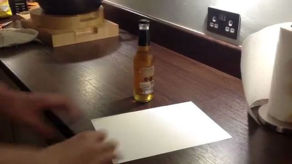 ¿Cómo abrir una cerveza con un folio?