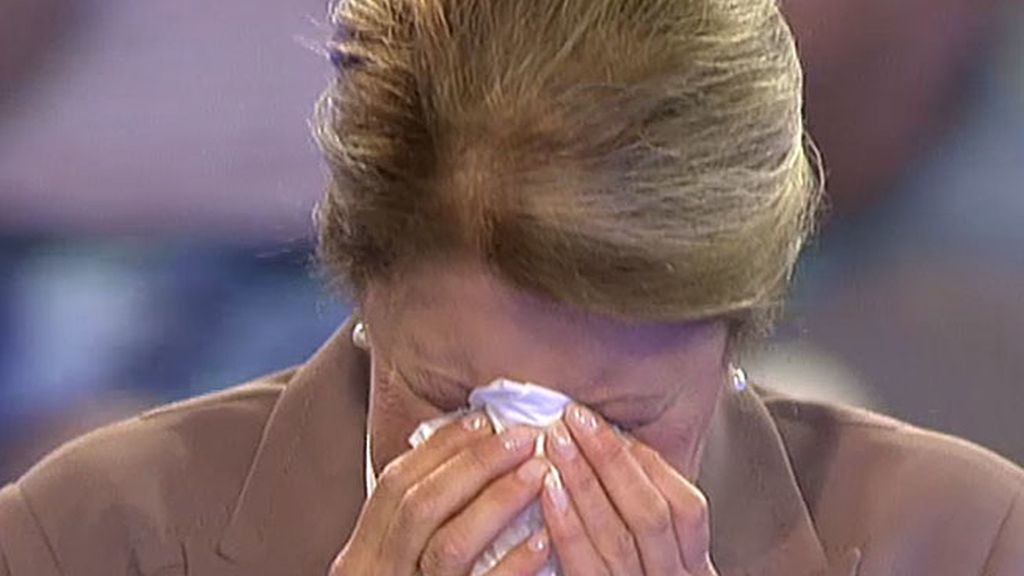 Rocío, la hija de Carmen, quiere animar a su madre con su grupo favorito