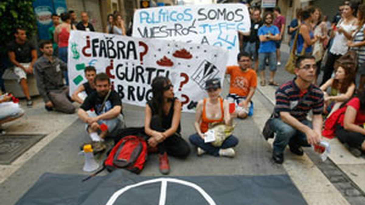 Manifestantes durante la sentada a las puertas del Parlament. Vídeo: ATLAS