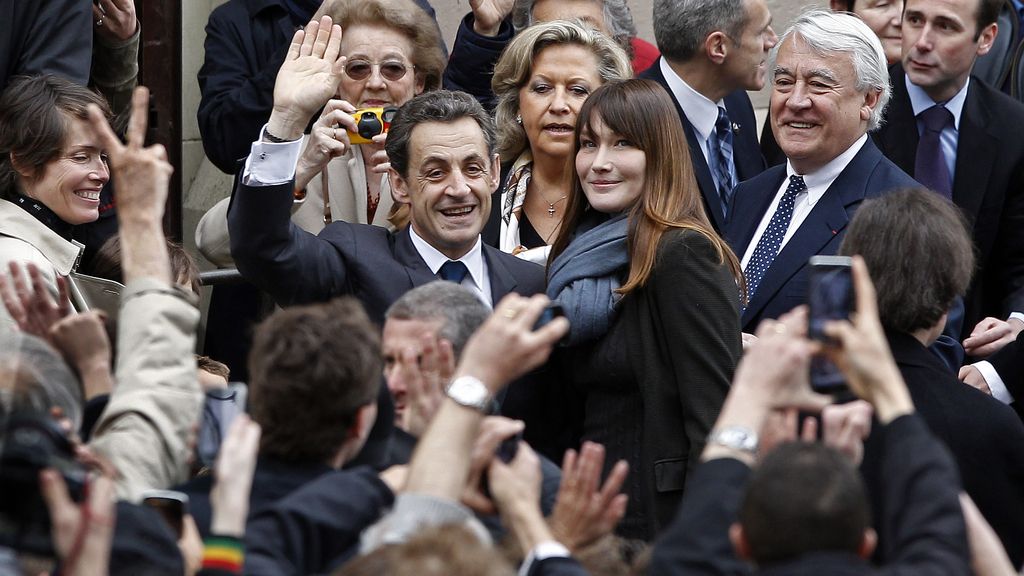 El presidente francés Nicolás Sarkozy y su esposa Carla Bruni llegan al colegio electoral