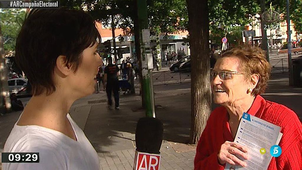 Marta Nebot habla con los voluntarios a pie de calle de PP y PSOE