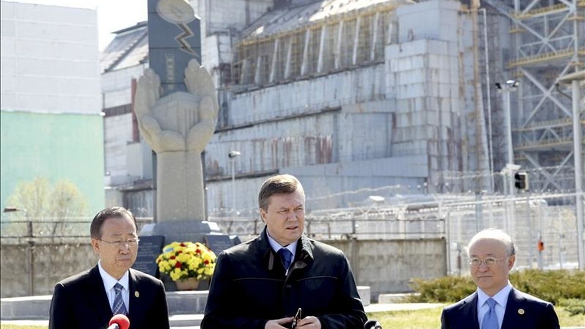 El presidente ucraniano Viktor Yanukovych (c) el secretario general de Naciones Unidas, Ban Ki-moon, (i), y el director general del OIEA, el japonés Yukiya Amano, (d), atienden a los medios durante la visita que han realizado a la planta nuclear de Chernóbil, en Pripyat, Ucrania. EFE