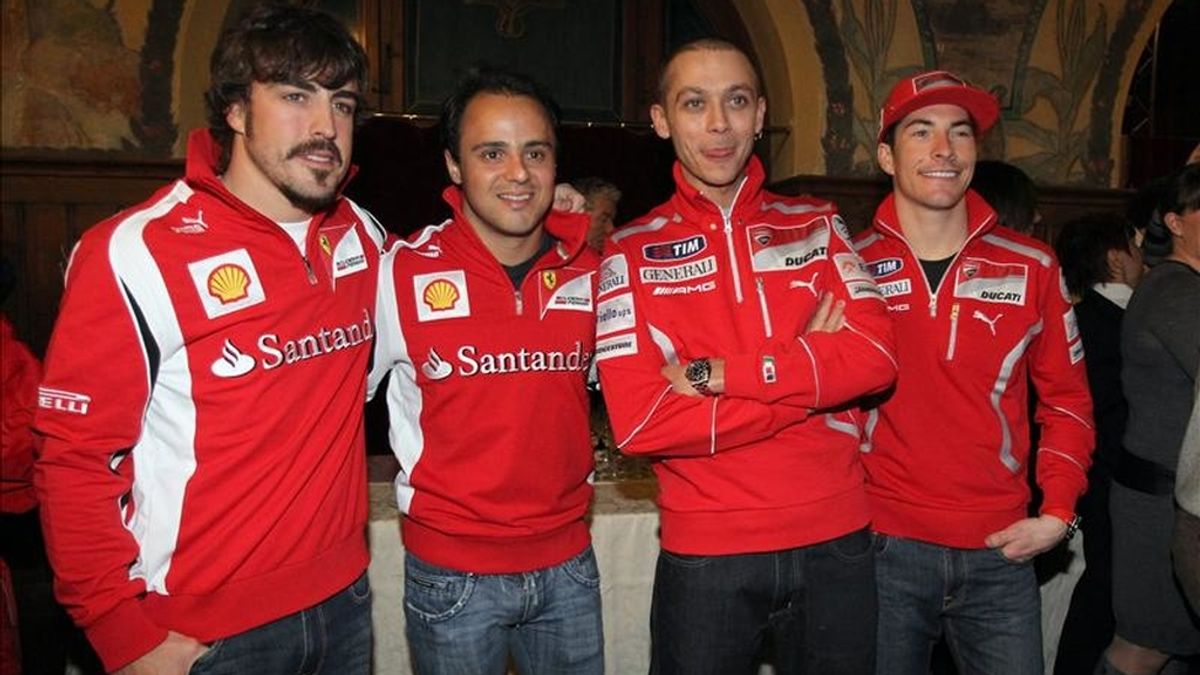 Los automovilistas de la escudería Ferrari de Formula 1, el español Fernando Alonso (i), el brasileño Felipe Massa (2i), y los motociclistas de Ducati MotoGP, el italiano Valentino Rossi (2d), y el estadounidense Nicky Haiden (d), posan el pasado lunes 10 de enero de 2011, durante el inicio del "Wrooom Ski Meeting" de los patrocinadores de los equipos Ferrari y Ducati en Madonna di Campiglio (Italia). EFE