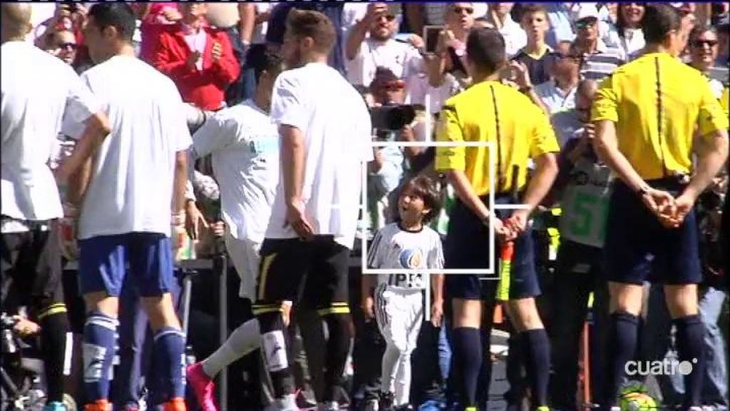El niño sirio fue el invitado de honor en el Santiago Bernabéu frente al Granada