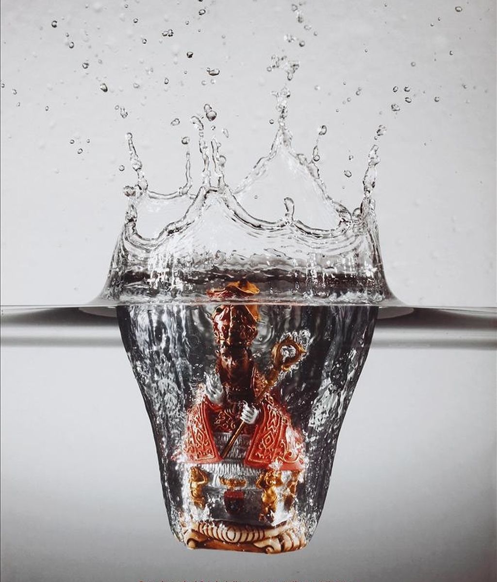 El cartel "Sumérgete en la fiesta", de Kike Balenzategui y Javier Ayerra, una "refrescante" fotografía en la que puede verse una figura del santo sumergiéndose, anunciará las fiestas de este año al ser la obra más votada por los pamploneses en el concurso abierto por el Ayuntamiento de la ciudad el pasado 6 de abril. EFE El cartel "Sumérgete en la fiesta", de Kike Balenzategui y Javier Ayerra, una "refrescante" fotografía en la que puede verse una figura del santo sumergiéndose, anunciará las fiestas de este año al ser la obra más votada por los pamploneses en el concurso abierto por el Ayuntamiento de la ciudad el pasado 6 de abril. EFE