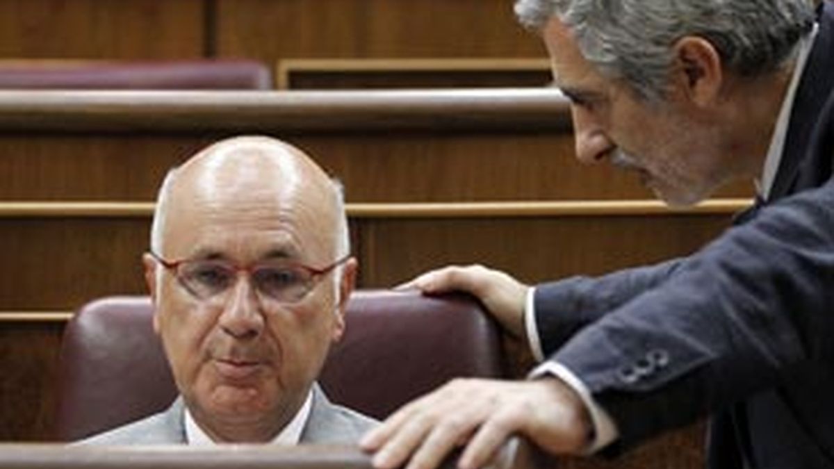 El portavoz de CiU en el Congreso, Josep Antoni Duran Lleida, conversa con el diputado de IU Gaspar Llamazares. Foto: EFE
